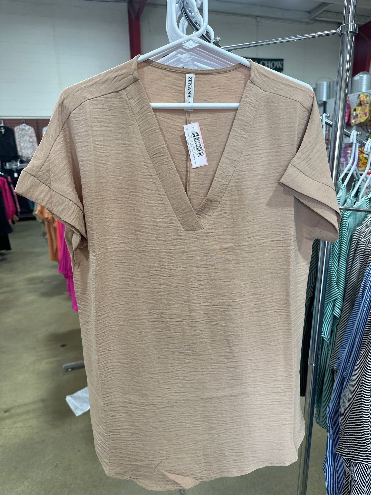 WOVEN AIRFLOW V-NECK HI-LOW HEM TOP